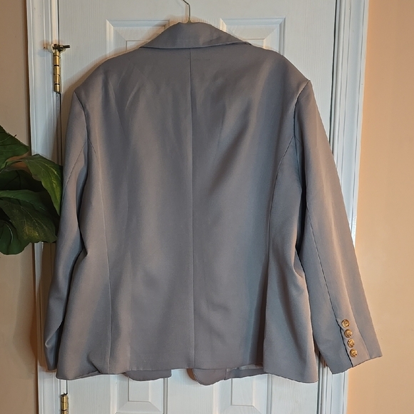 Sophisticated Women's Blazer in Light Gray - Picture 4 of 6
